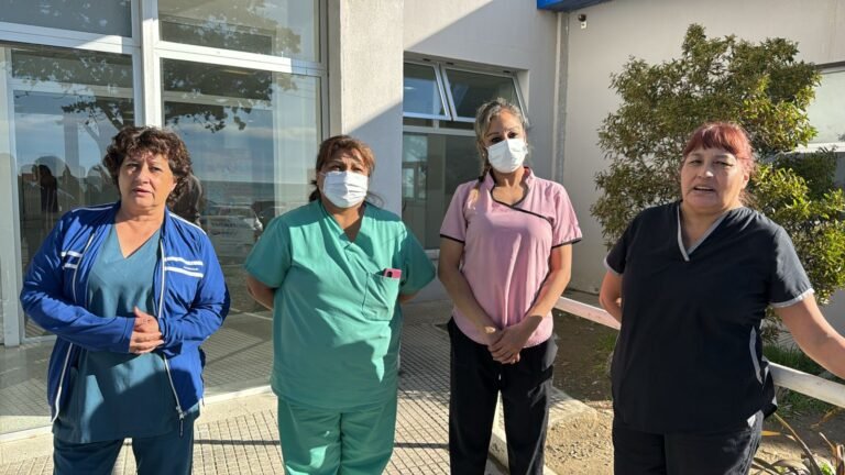 “Hace un mes y medio no cobramos y no tenemos plata ni para pagar el colectivo”