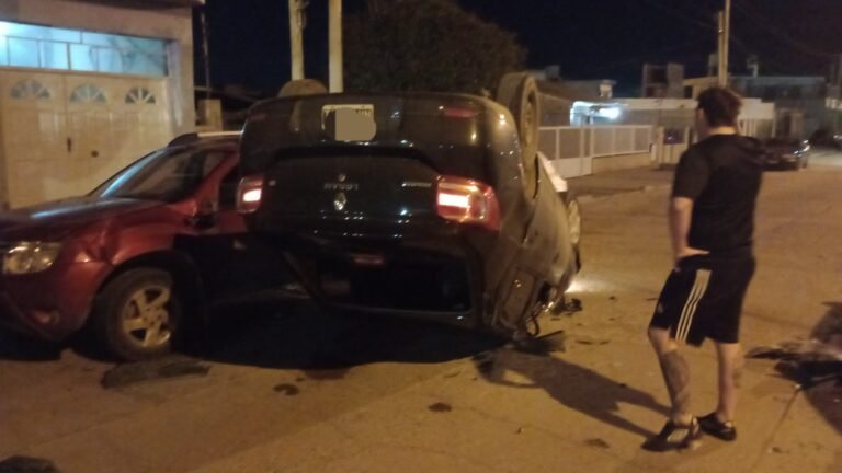Perdió el control del auto, chocó a dos vehículos estacionados y terminó volcando 