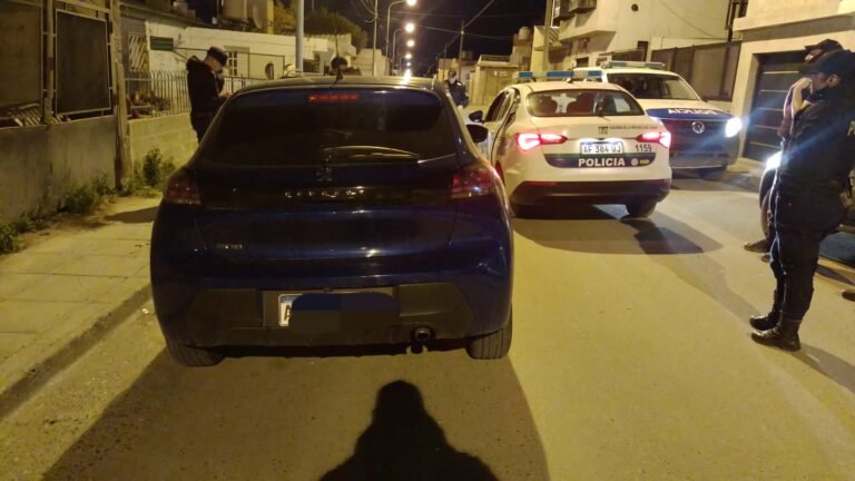 Pasó semáforos en rojo, la policía lo comenzó a perseguir y dejó el auto abandonado en medio de la calle