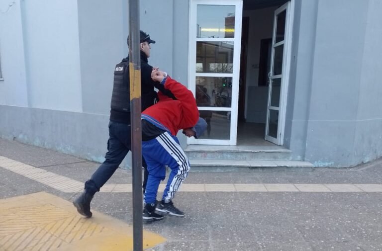 Dos sujetos le robaron el celular a un menor en pleno centro y los dejaron en libertad 