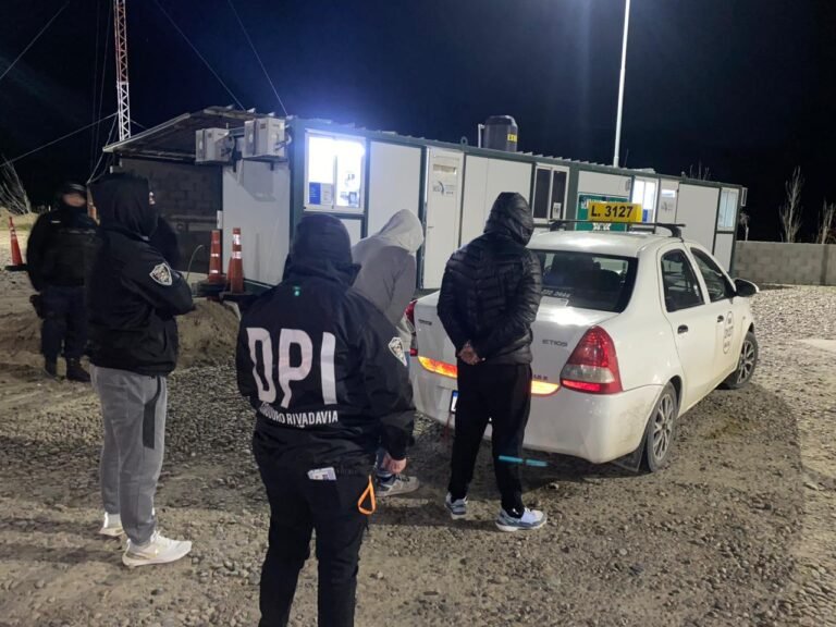 Con el uso de un inhibidor, robaron cerca de 3 millones de pesos y escaparon en un taxi