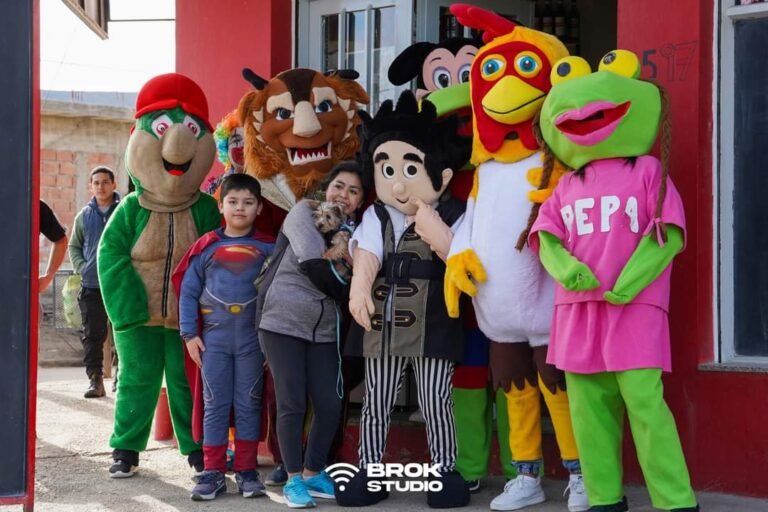 Un grupo de familias saldrá a las calles a repartir golosinas a los niños por su día: “Lo hacemos de corazón”