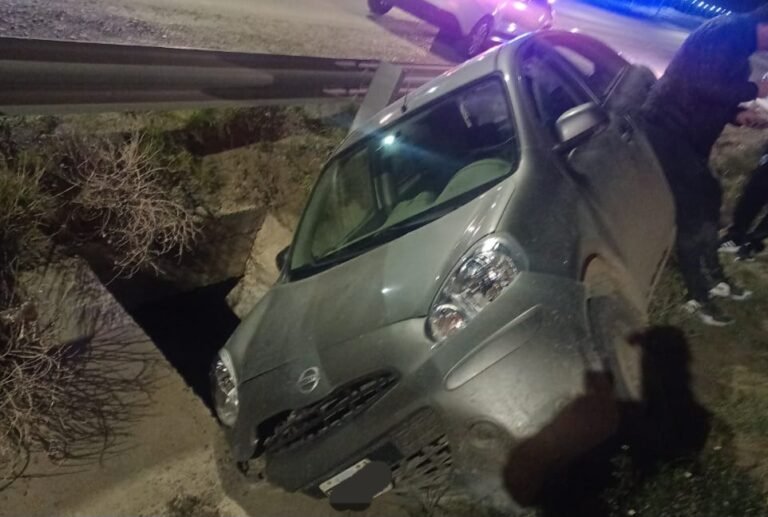 Conducía borracho, perdió el control del auto y volcó en el Camino Centenario 