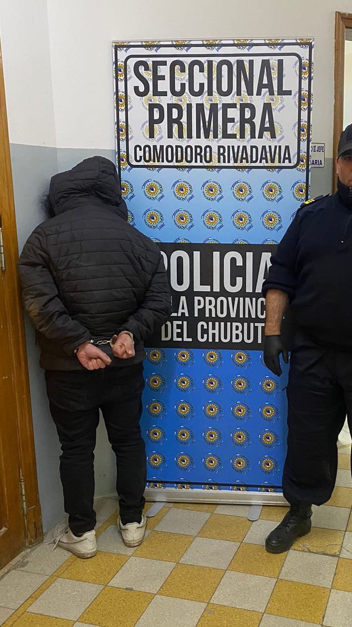 Entró a la oficina de Recursos Humanos y fue detenido 