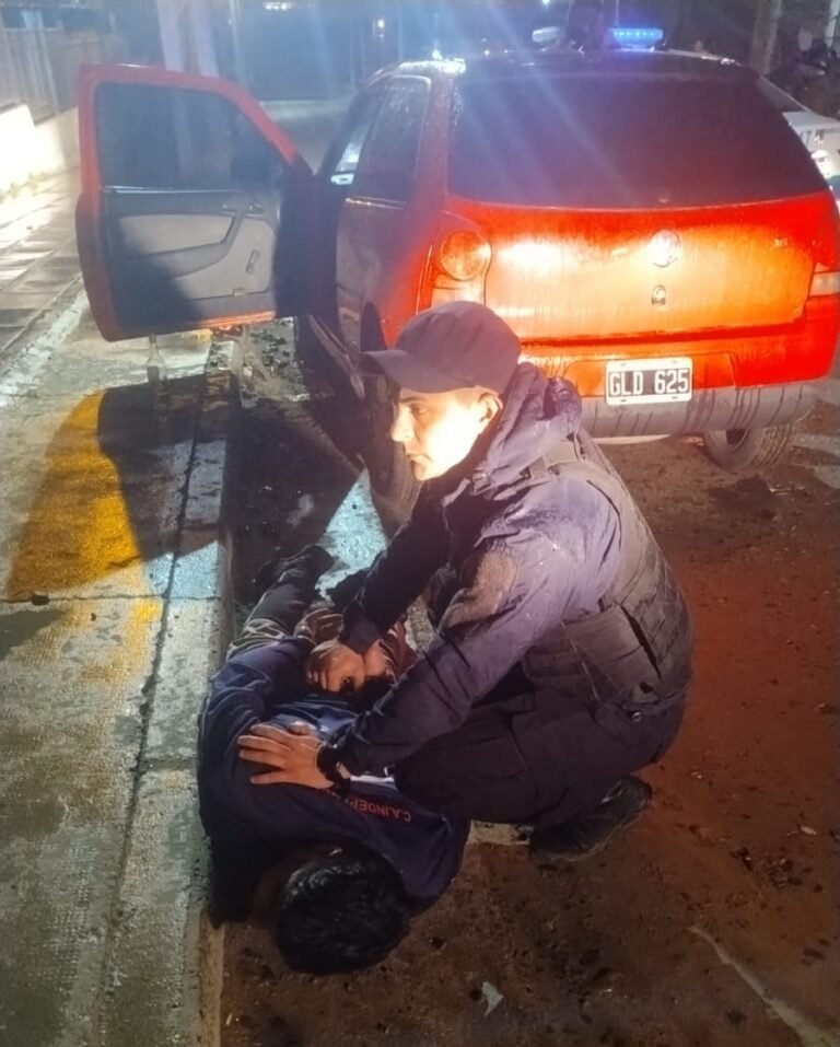 Iba armado, abandonó el auto e intentó huir