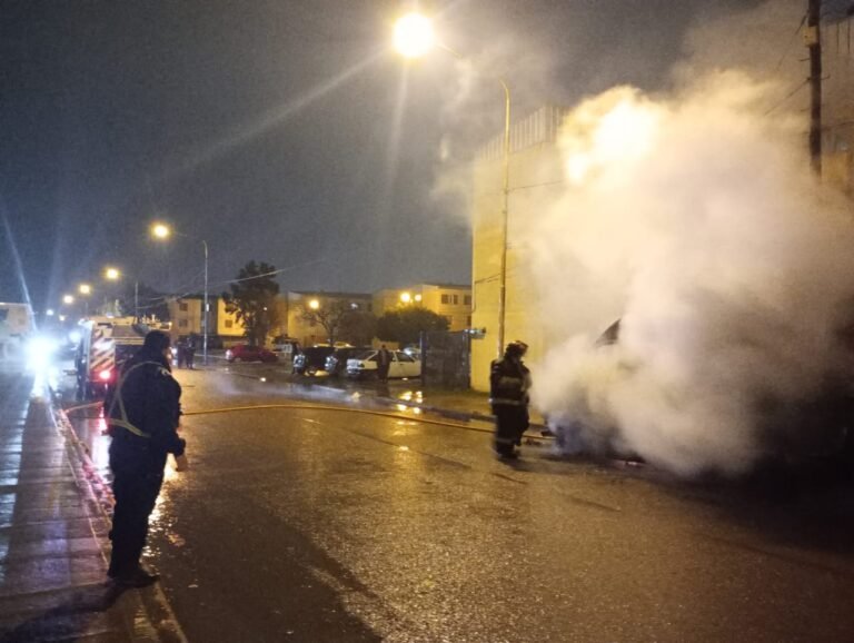 El fuego consumió una Sprinter de personal