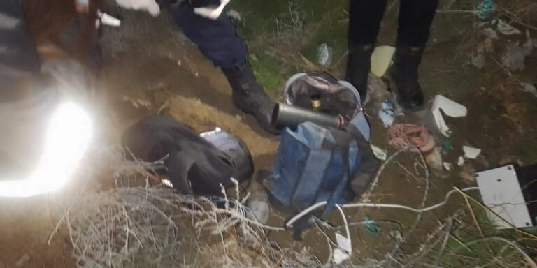 Robaron en una casa pero cuando vieron a la policía dejaron los elementos tirados y escaparon