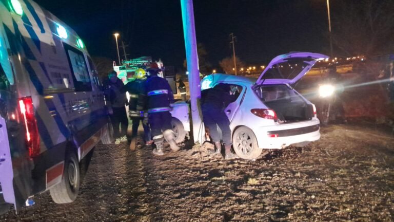 Se le cruzó un auto en contramano, chocó contra un poste y debió ser rescatado