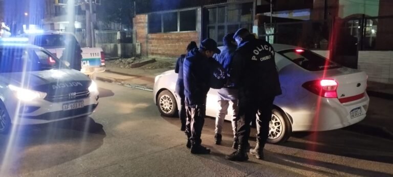 Atraparon a un prófugo en un control de taxis y remises en el barrio San Martín