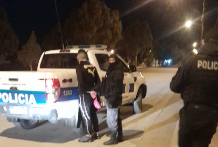 Era buscado en Trelew por cometer un robo y lo atraparon caminando por la Avenida Chile