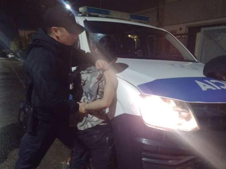Robaba cubiertas y se escondió en el baúl de su auto para no ser detenido 