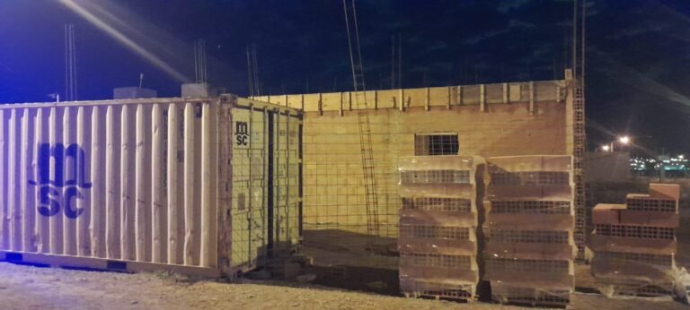 Entraron a una obra en construcción para robar luces y herramientas: un ladrón está prófugo