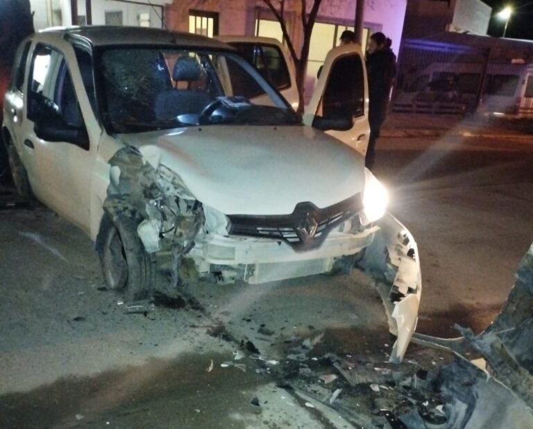 Manejaba borracho y chocó contra un camión que estaba estacionado: dos personas resultaron heridas