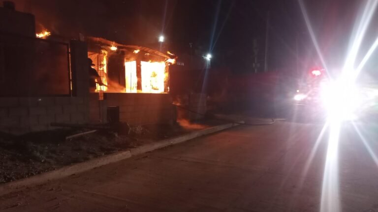 Pérdidas totales en el incendio de una vivienda del barrio Manantial Rosales