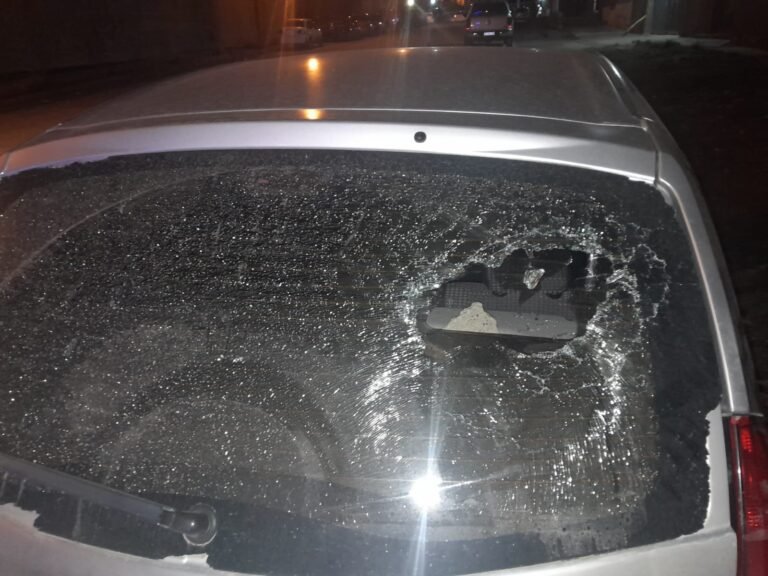 Agredió y le rompió la luneta del auto a una mujer porque “no lo quiso llevar”