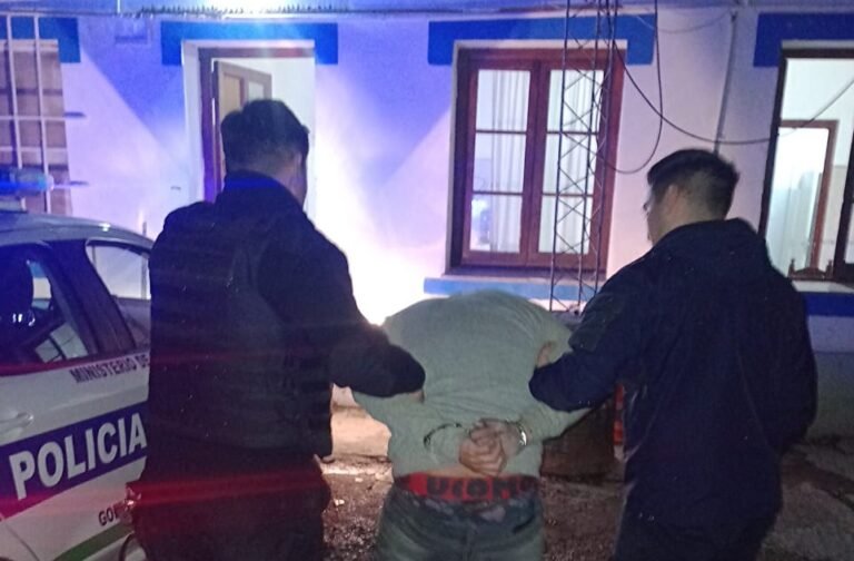 Rompieron la puerta y entraron a una vivienda de Km 3 para robar