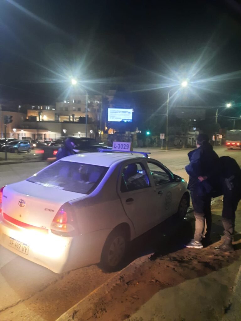 Se negó a pagar el viaje, lo detuvieron y encontraron una navaja