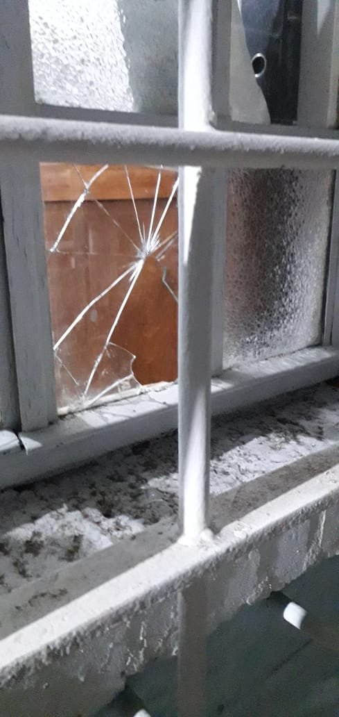 Atacaron a piedrazos la Comisaría de Diadema y lesionaron a la jefa policial