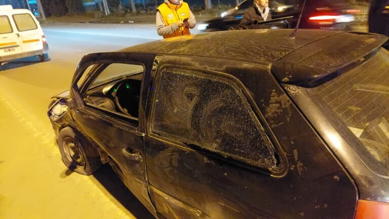 Cruzó en rojo, chocó a otro auto y escapó: una mujer resultó gravemente herida 