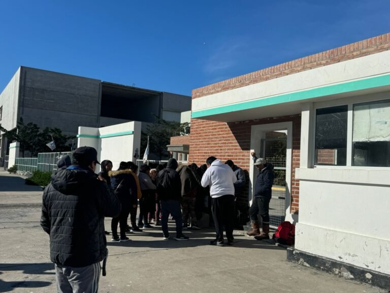 “Tienen a los trabajadores tirados en la calle, sin plata y en total estado de abandono”