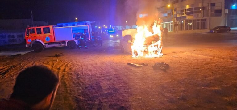 Iba manejando, se le prendió fuego el auto y se salvó de milagro