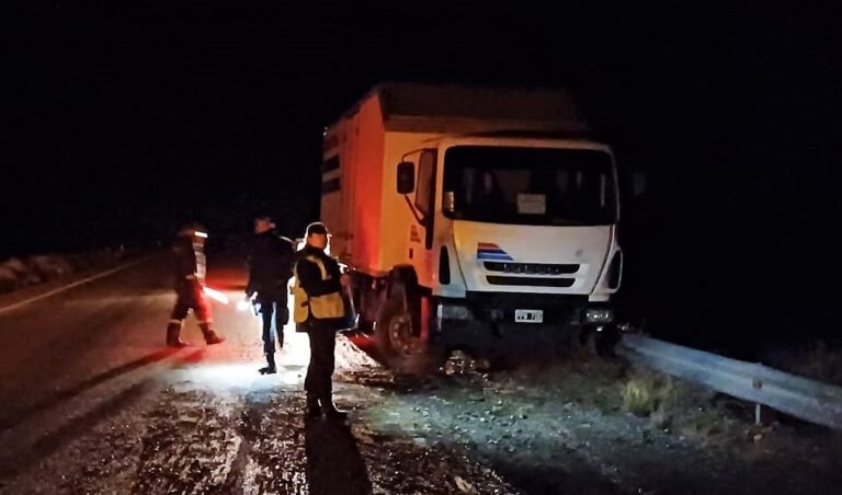 Perdió el control del camión y chocó contra el guardarraíl en Ruta 3