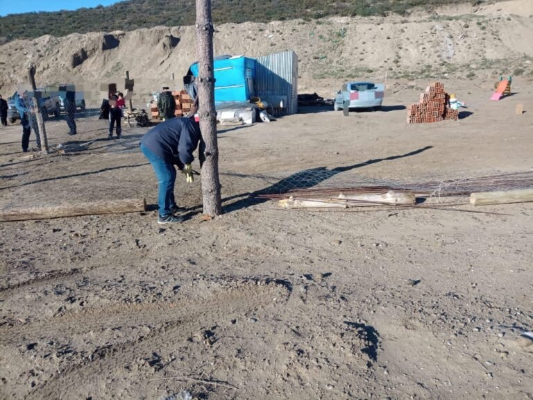 Desmantelan un cerco de un terreno usurpado