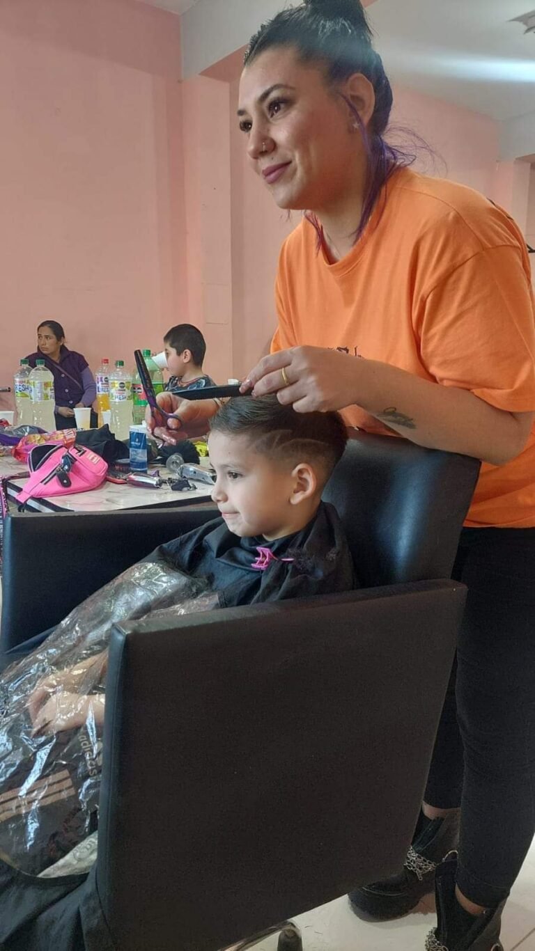 A pesar de tener cupo para 50 personas, la peluquera del Quirno Costa realizó más de 200 cortes solidarios