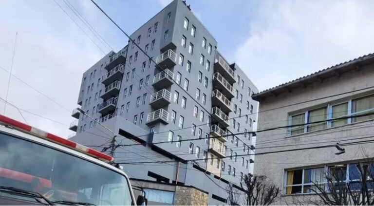 Un hombre murió frente a su papá tras caer por el hueco de un ascensor