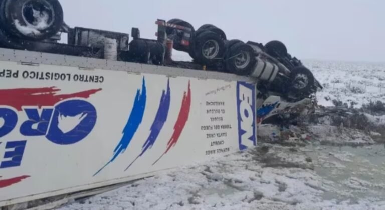 Por la nieve, un camión desbarrancó y cayó a un río congelado: el conductor sobrevivió de milagro