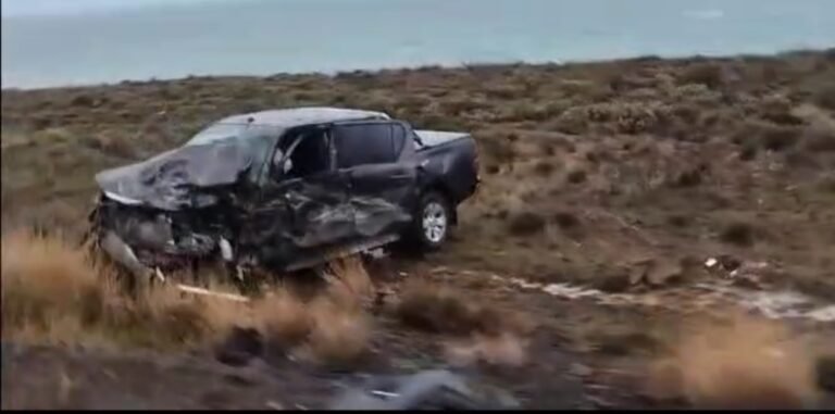 Fuerte choque entre camionetas deja tres lesionados