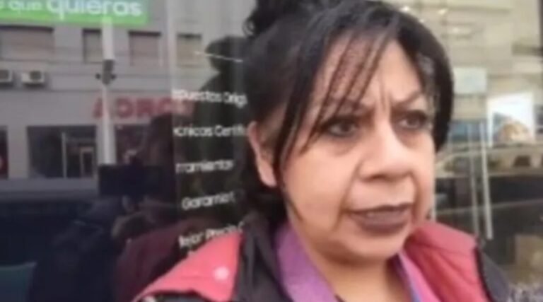 Mientras limpiaba un banco, encontró un sobre lleno de dólares y se lo llevó al gerente