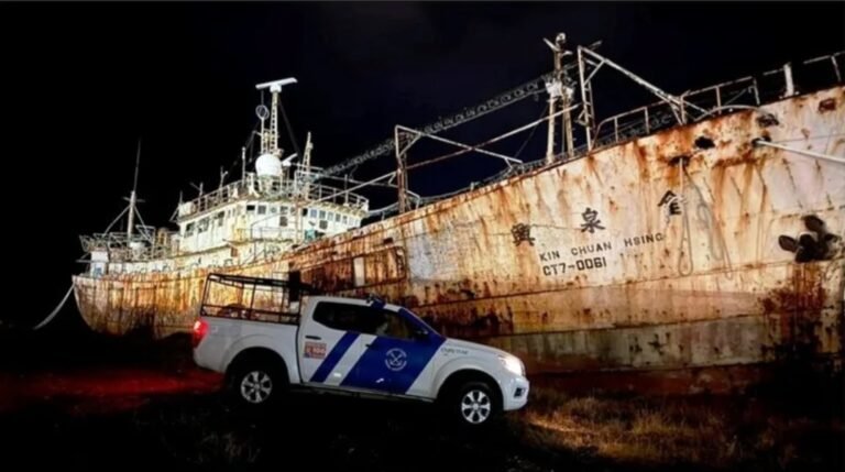 Prefectura atrapó a tres «roba cables» en un buque