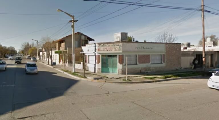 Dos adolescentes se acercaron a un chico de 13 años con un engaño y lo apuñalaron para robarle