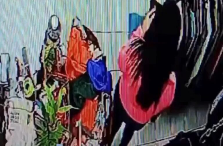 Encontró la tarjeta de débito de un jubilado y gastó casi $1 millón en ropa