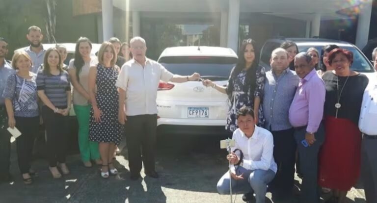 Un hombre trabajó en una empresa 40 años y su jefe le regaló 4 autos 0 KM