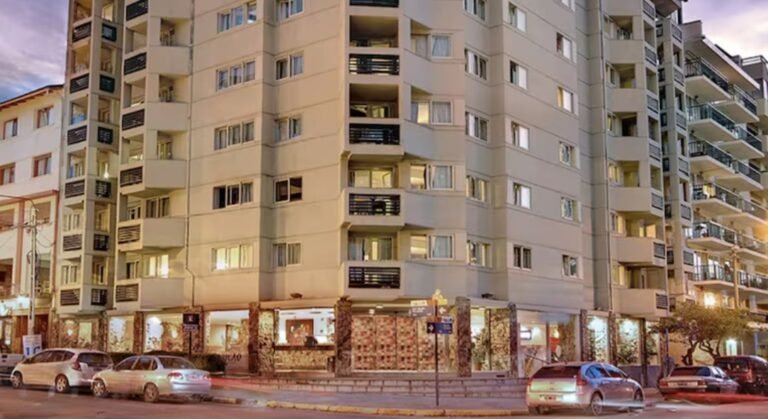 Un estudiante cayó del sexto piso de un hotel y está grave