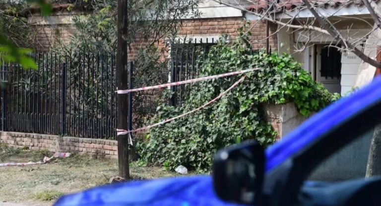 Dormía con los cadáveres de sus dos hermanos muertos