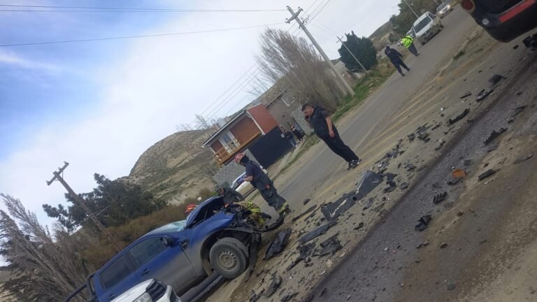 Fuerte choque entre una camioneta y un colectivo que transportaba estudiantes