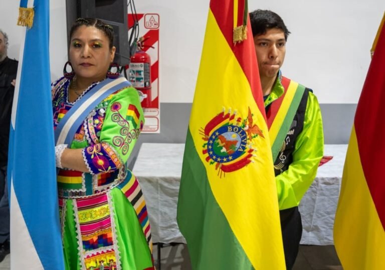 Comodoro conmemoró el 199° aniversario de la independencia de Bolivia