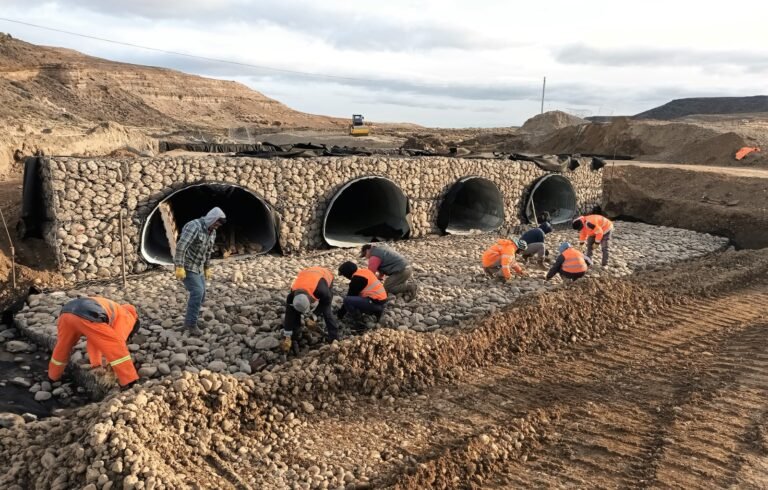 Avanzan con la construcción de una nueva alcantarilla en la Ruta N°26