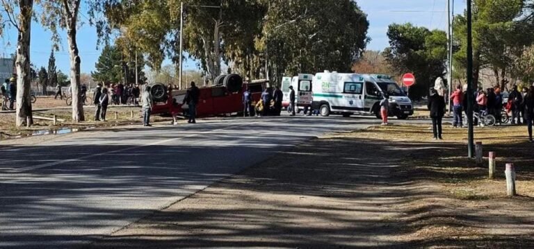 Volcó un camión de bomberos que se dirigía a un incendio: hay varios heridos
