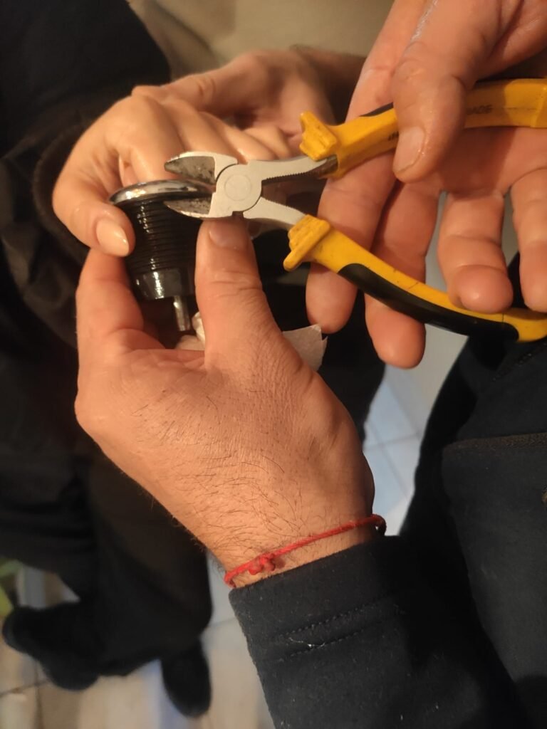 Se le trabó el dedo cuando quiso tirar la cadena del inodoro: tuvieron que rescatarla los bomberos