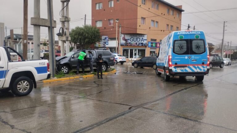 Un conductor fue trasladado al Hospital luego de que chocó con un auto y se estrelló contra un poste