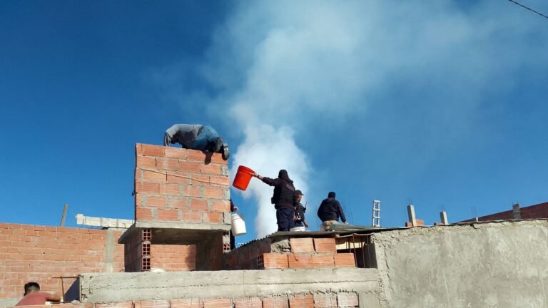 Quiso calentar agua en su patio y provocó un incendio en la vivienda de su vecino