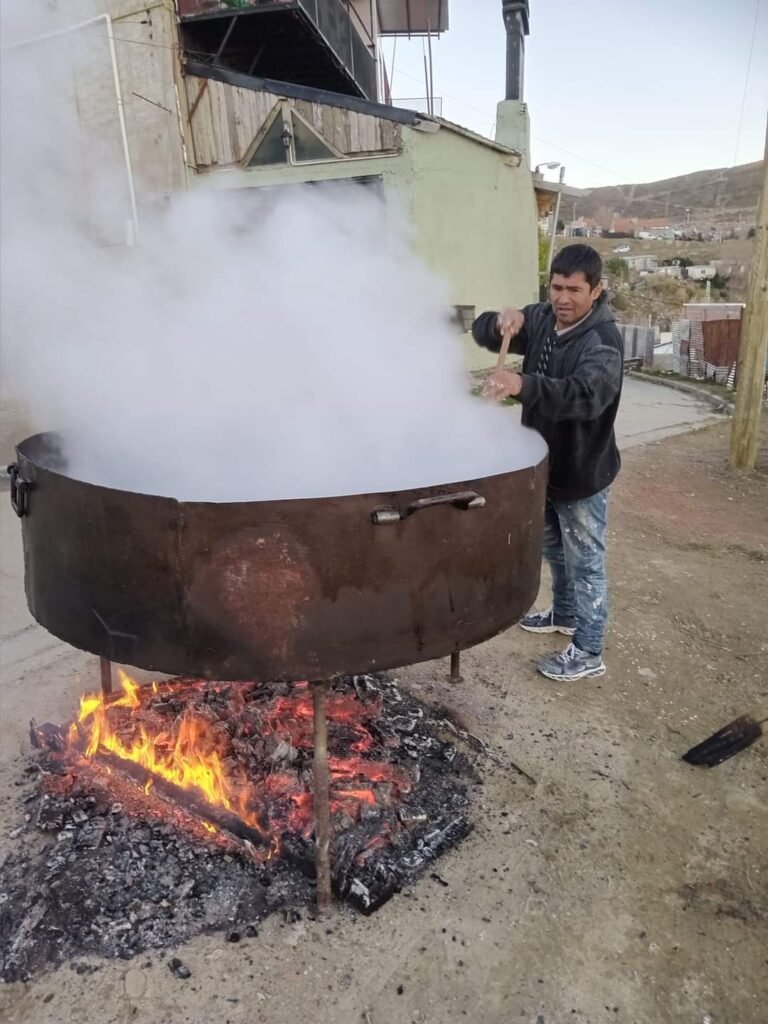 Junta fondos para realizar una gran olla popular en invierno