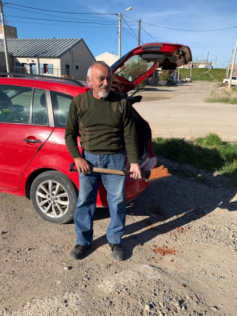 Un bombero jubilado se encarga de tapar los baches en zona norte: “Nos está cuidando a todos”