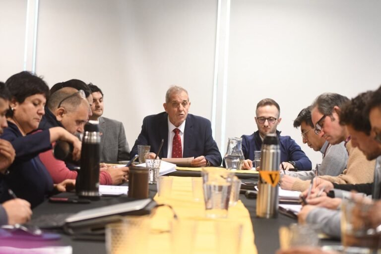 Provincia acordó un aumento del 20% en tres meses para los docentes