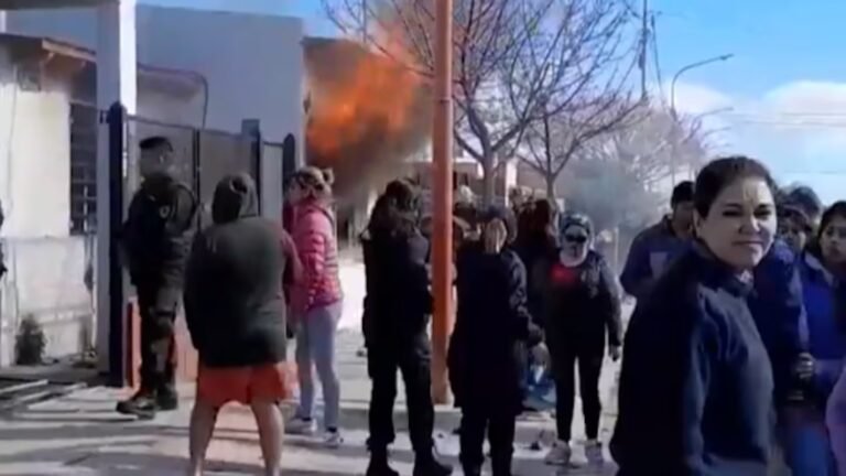 Vecinos quemaron la casa de un docente denunciado por haber abusado de sus alumnas