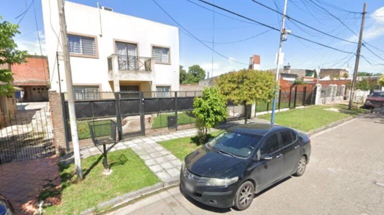 Cinco ladrones asaltaron a un hombre y los vecinos intentaron echarlos tirándoles piedras